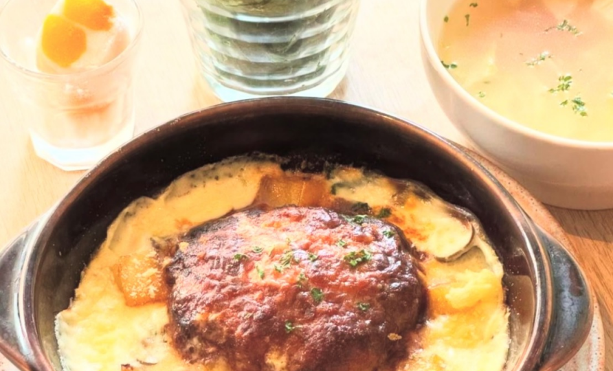 18区丼『瀬谷第二小学校のみんなと考えたハンバーグラタン』
